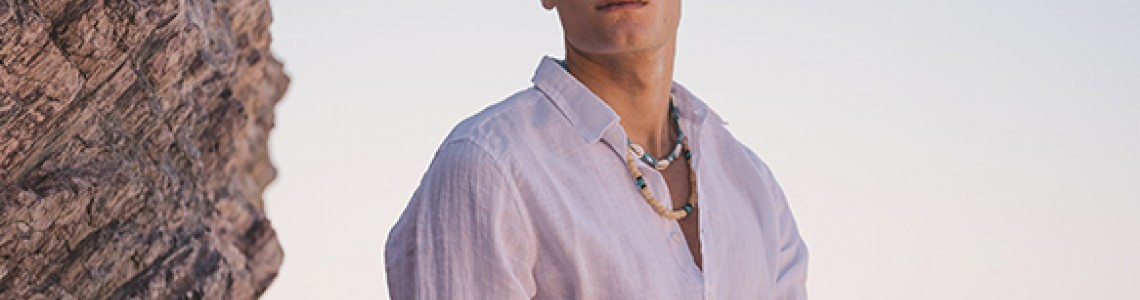 Ανδρικά μαγιό και πουκάμισα. Καλοκαιρινές εμφανίσεις από το πρωί μέχρι το βράδυ στο νησί.